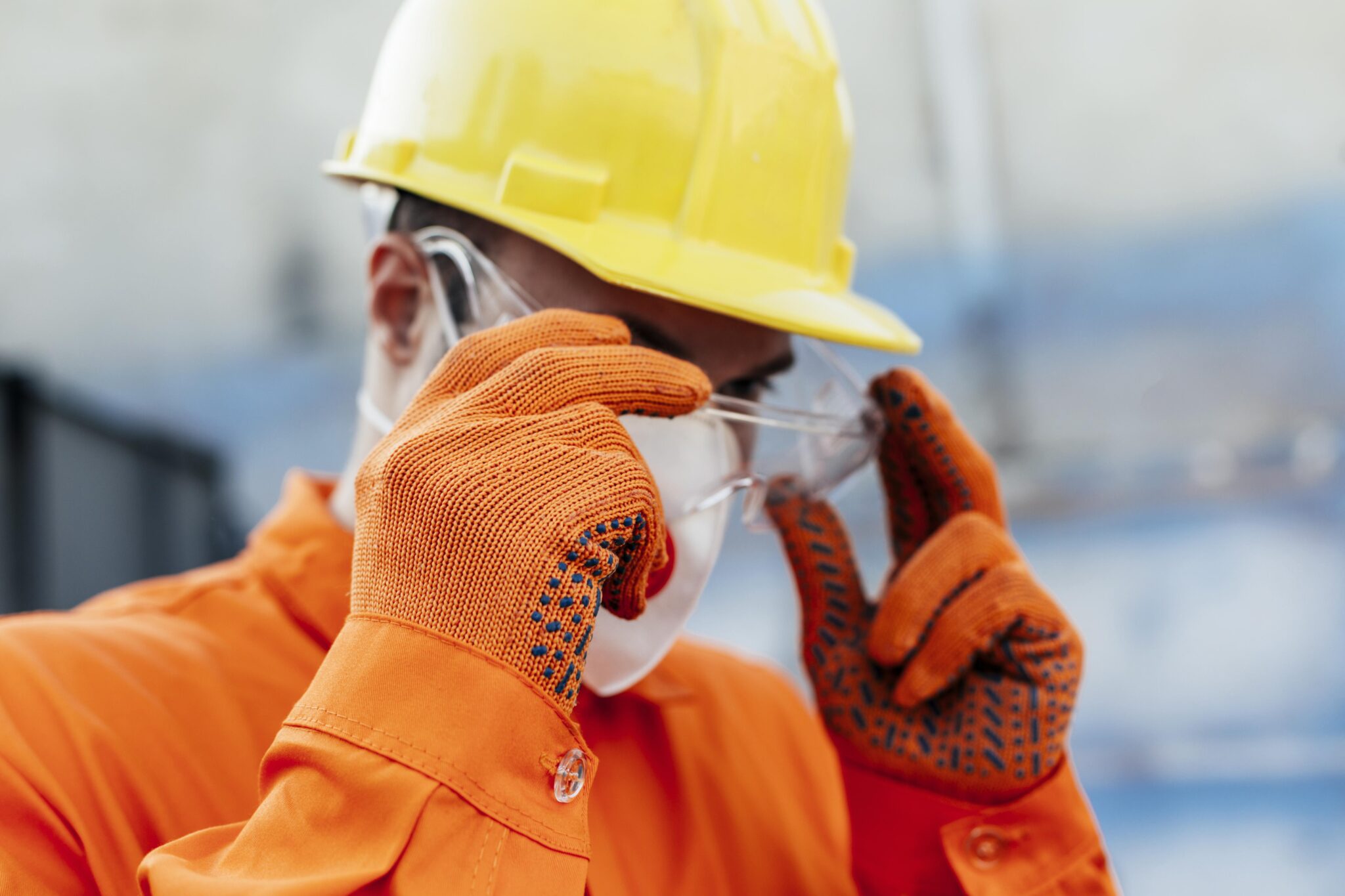 image pour la catégorie spécialiste EPI , illustrant une personnes équipé de vêtements de protection individuel tels que un casque de chantier, des lunettes, gants et tenue de protection.
